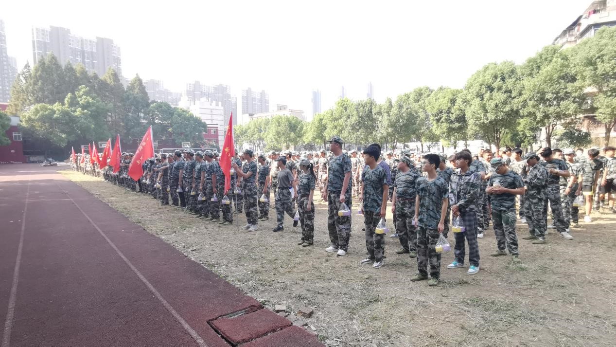 “浓情中秋，爱满校园”我校为军训新生发放月饼