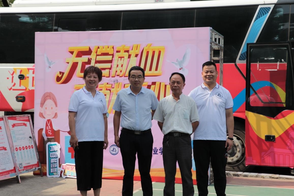 世界杯官网组织百余名学生参加杨园街道  团体无偿献血活动