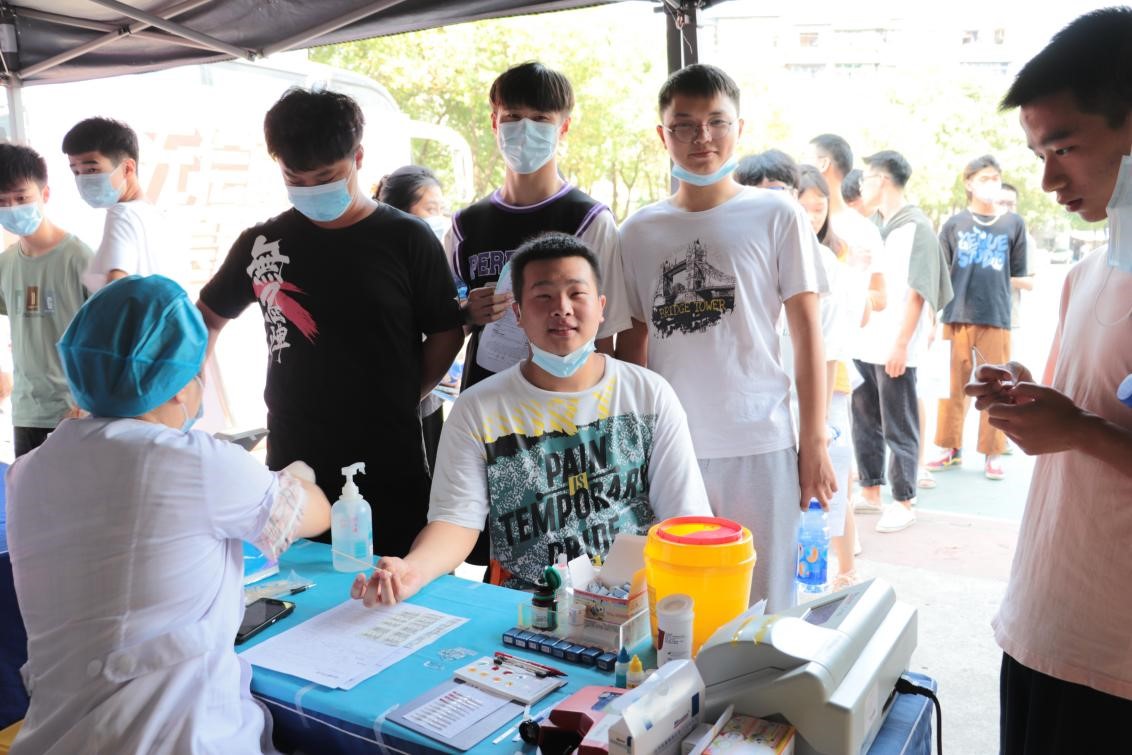 世界杯官网组织百余名学生参加杨园街道  团体无偿献血活动