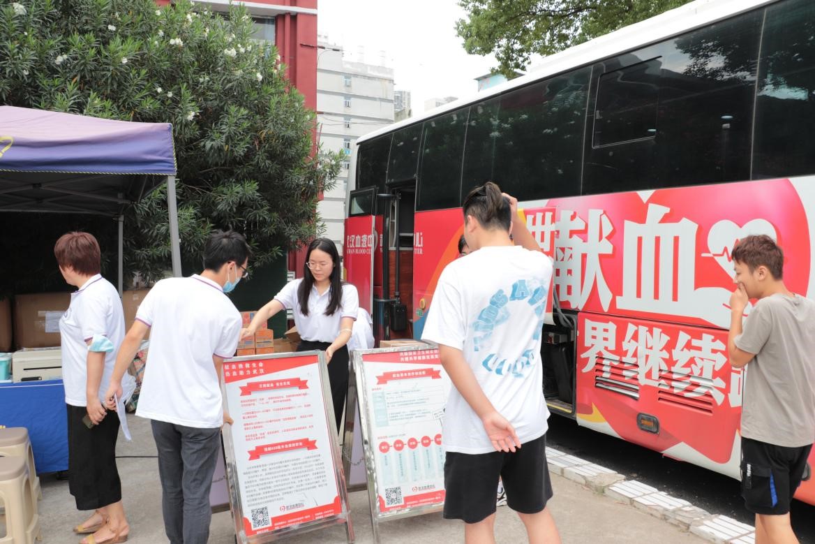 世界杯官网组织百余名学生参加杨园街道  团体无偿献血活动